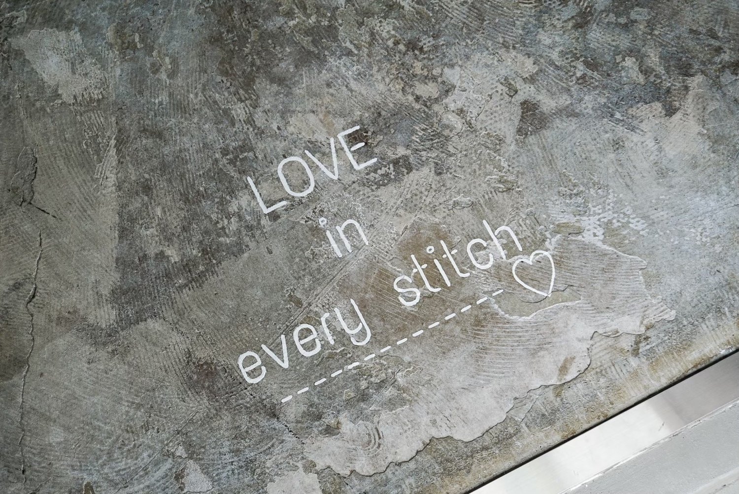 床の LOVE in every stitch の文字